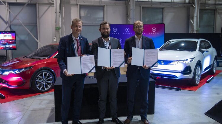 Polski biznes i nauka zacieśniają więzy. „Izerę opieramy na solidnych podstawach” nowe produkty/usługi, przemysł ciężki - ElectroMobility Poland, Polska Grupa Motoryzacyjna oraz Sieć Badawcza Łukasiewicz podpisały list intencyjny dotyczący bliskiej współpracy. Chcą zaangażować jak największą liczbę rodzimych przedsiębiorców do łańcucha dostaw Izery – marki polskich samochodów elektrycznych. Planują także wykorzystanie potencjału Sieci Badawczej Łukasiewicz w opracowaniu technologii do pojazdu. W efekcie Izera ma być dziełem bliskiej współpracy polskich przedsiębiorców w polskimi naukowcami i inżynierami.