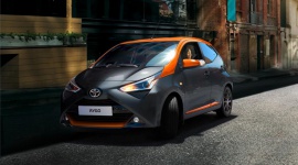 Toyota Aygo w niesamowitej odsłonie JBL Edition LIFESTYLE, Motoryzacja - Miejską Toyotę Aygo trudno przeoczyć na ulicy – jej stylistykę inspirowaną mangą i anime dodatkowo podkręca dwukolorowe wykończenie nadwozia i światła LED.