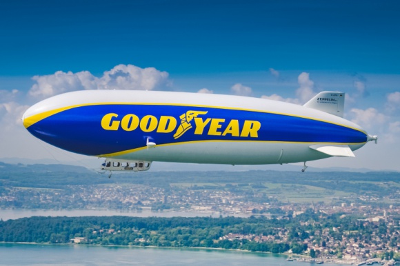 Sterowiec Goodyear Blimp wraca do europejskiego motorsportu BIZNES, Motoryzacja - Sterowiec Goodyear Blimp będzie towarzyszył 24-godzinnym wyścigom Le Mans i Nürburgring. To pierwszy przelot nad europejskim wyścigiem od ponad 35 lat. Kontynuacja stuletniej współpracy między Goodyearem a Zeppelinem.