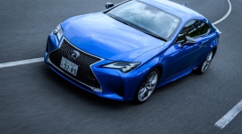 Ulepszone coupé od Lexusa. Model RC po zmianach LIFESTYLE, Motoryzacja - Lexus kontynuuje strategię ciągłego ulepszania swoich aut. Japońska marka pokazała już m.in. udoskonalone coupé LC oraz dopracowany model ES. Teraz zmiany dotknęły coupé RC, a doświadczyć ich mogą klienci w ojczyźnie Lexusa.