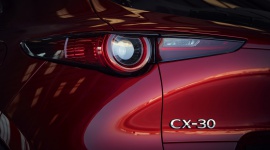 W rok od debiutu w salonach Mazda CX-30 drugim najchętniej wybieranym modelem ma BIZNES, Motoryzacja - Dostępny od września 2019 r. kompaktowy SUV trafił już do ponad 2 tys. klientów w Polsce