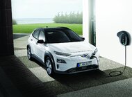 Hyundai Motor Poland i GreenWay Polska ogłaszają współpracę nowe produkty/usługi, handel - Klienci indywidualni i flotowi Hyundai otrzymają możliwość zamówienia ładowarek do nowo zakupionych modeli aut elektrycznych, które dostarczy GreenWay Polska. Największy w Polsce dostawca usług ładowania zajmie się także zarządzaniem i serwisem ładowarek.