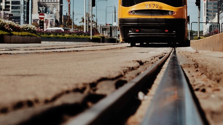 Bez poduszkowców, ale i bez emisji - raport WWF o polskim transporcie przyszłości polityka, środowisko naturalne/ekologia - Jaka będzie mobilność w 2050 roku? O wizji polskiego transportu Fundacja WWF Polska i Fundacja Promocji Pojazdów Elektrycznych (FPPE) rozmawiała przez rok z kilkudziesięcioma ekspertami. Raport „Zeroemisyjna Polska 2050” został już przedstawiony w Senacie.