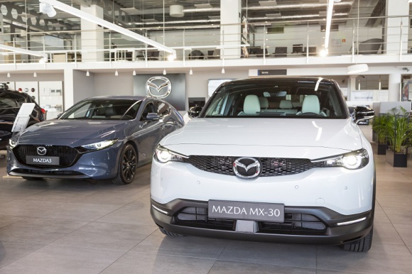 Elektryczna Mazda MX-30 z Ekodopłatą dla każdego klienta BIZNES, Motoryzacja - W salonach Mazdy w Polsce dostępny jest pierwszy elektryczny model marki – MX-30 z Ekodopłatą w wysokości 18 750 zł brutto do końca października 2020 r.