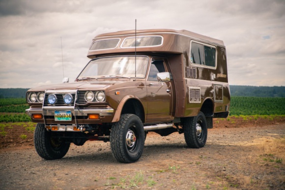 Kamper Toyota Hilux Chinook 4×4 - przepustka do przygody LIFESTYLE, Motoryzacja - Kamper zbudowany na terenówce to marzenie wielu podróżników. Nie musi być nowy – wystarczy funkcjonalna aranżacja części mieszkalnej opartej na niezawodnym samochodzie, który poradzi sobie w każdym terenie.