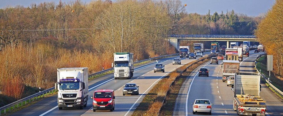 Polskie MŚP w TSL dzięki nowym technologiom utrzymują konkurencyjność na tle korporacji , - Cyfryzacja branży transportowej to proces, który w ostatnim czasie znacznie przyspieszył, nie tylko za sprawą wzrostu znaczenia e-commerce, czy zmieniających się przepisów, ale także dzięki rosnącej konkurencyjności na rynku transportowym[i]. Nowe dane wskazują, że czołowi właściciele internetowych platform handlowych zaczynają sami inwestować w infrastrukturę logistyczną i rezygnować z zewnętrznych dostawców[ii]. To nie są dobre wiadomości dla przewoźników w Polsce, ponieważ nasz rynek to w ponad 90% MŚP, które nie dysponują wielomilionowymi budżetami na R&D. Pakiet mobilności, e-commerce oraz przyspieszająca zmiany w biznesie pandemia to czynniki, które mogą sprawić, że małe i średnie przedsiębiorstwa będą zmuszone do ograniczenia swojej działalności. Przedsiębiorcy szukają jednak rozwiązań, które pomogą im nie tylko utrzymać rentowność, ale także znacznie ją poprawić. Marta Staniszewska, ekspert Grupy INELO wyjaśnia jak systemy telematyczne w połączeniu z TMS wspierają generowanie oszczędności oraz poprawiają efektywność polskich MŚP transportowych.  