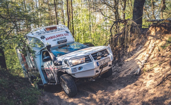 Hilux jako septyczna karetka - unikalny ambulans LIFESTYLE, Motoryzacja - Hilux od zawsze był uniwersalnym samochodem o niezliczonej liczbie zastosowań, sprawdzającym się wszędzie tam, gdzie wymaga się wytrzymałości i niezawodności.