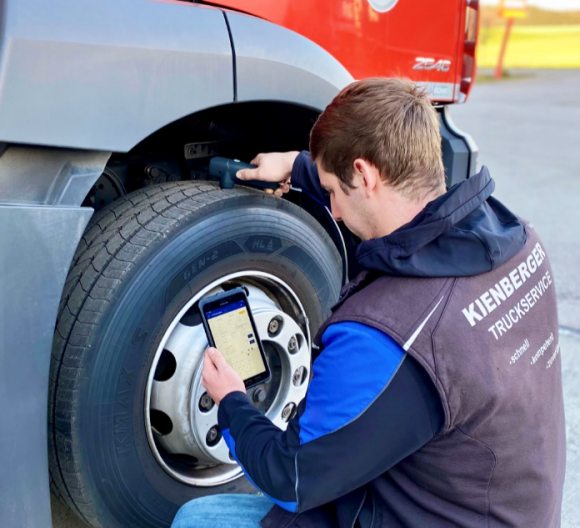 Goodyear eJob dla zautomatyzowanych kontroli flot transportowych BIZNES, Motoryzacja - Goodyear wprowadza na rynek zaawansowaną wersję zautomatyzowanego narzędzia do kontroli floty – eJob. Inteligentna aplikacja częściowo automatyzuje i usprawnia proces inspekcji floty pojazdów ciężarowych i autobusów.