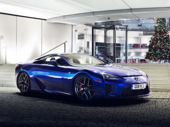 Lexus LFA kończy 10 lat. Poznaj nieznane fakty z jego historii LIFESTYLE, Motoryzacja - W grudniu 2010 roku z japońskiej fabryki Motomachi wyjechał pierwszy egzemplarz Lexusa LFA, jednego z najbardziej wyjątkowych sportowych aut w historii.