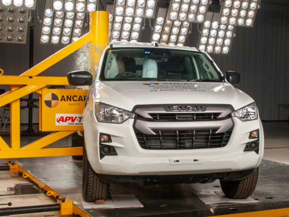 ISUZU D-MAX z 5 gwiazdkami Euro NCAP BIZNES, Motoryzacja - Tegoroczny model ISUZU D-MAX zdobył najwyższą 5-gwiazdkową ocenę w ramach najnowszych testów zderzeniowych organizacji Euro NCAP.