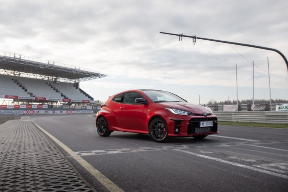 System iMT - automatyczne międzygazy to zaleta nie tylko podczas sportowej jazdy Motoryzacja, LIFESTYLE - Manualne skrzynie biegów żyją i mają się całkiem dobrze. Choć samochodów z automatem sprzedaje się coraz więcej, a ich udział w rynku systematycznie rośnie, ręczne skrzynie biegów również są ulepszane.