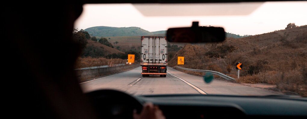 Zatrudnię kierowcę bez doświadczenia. Telematyka transportu wesprze początkujących truckerów