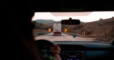 Zatrudnię kierowcę bez doświadczenia. Telematyka transportu wesprze początkujących truckerów , - Jak wskazuje Międzynarodowa Unia Transportu Drogowego (International Road Transport Union) Polska i Rumunia to kraje UE, w których najbardziej brakuje zawodowych kierowców. Według szacunków PwC i TLP, aby załatać lukę kadrową, na rynek każdego roku od 2019 do 2022 musiałoby wchodzić około 15 tys. truckerów. Tymczasem prognozuje się, że dzięki profilowanej edukacji przybędzie w tym roku 4 000 adeptów, a w 2024 ponad 12 000. To nadal za mało. Z tego powodu branża otwiera drzwi dla często niedoświadczonych kandydatów z zagranicy, którzy w prowadzeniu ciężarówki upatrują szans na rozpoczęcie kariery zawodowej i zwiększenie zarobków. Co powinni zrobić przewoźnicy, żeby zapewnić bezpieczne warunki pracy i jednocześnie zadbać o opłacalność realizowanych zleceń? Najprostsza odpowiedź to telematyka transportu, czyli nowoczesne rozwiązania technologiczne pomagające nowym pracownikom w szybszy sposób poznać tajniki zawodu, a przewoźnikom ograniczyć potencjalne problemy związane z zatrudnieniem niedoświadczonego kierowcy. Jak to zrobić – podpowiada Tomasz Czyż, ekspert GBox z Grupy INELO.