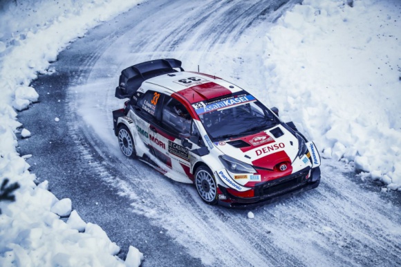 Toyota Yaris WRC na długim kolcu Motoryzacja, LIFESTYLE - Od pojawienia się na rajdowych trasach w 2017 roku Toyota Yaris WRC świetnie odnajduje się w zimowych warunkach.