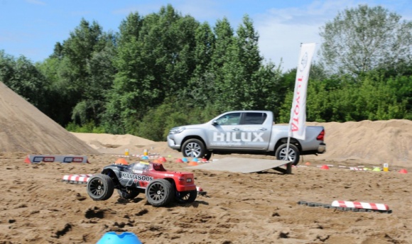 Duże Toyoty w małej skali Motoryzacja, LIFESTYLE - Jak zostać mistrzem Polski w rajdach terenowych? Najlepiej zacząć od Toyota Adventure Rally Mistrzostw Polski Modeli RC w Rajdach Terenowych.