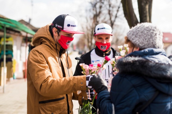 Nietypowy Dzień Kobiet z VIVO! Krosno i Wilkami Motoryzacja, LIFESTYLE - 6 marca, z okazji Dnia Kobiet, Centrum Handlowe VIVO! oraz klub żużlowy Wilki postanowili sprawić mieszkankom Krosna wyjątkową niespodziankę. Nieoczekiwanie na ulicach miasta pojawili się znani żużlowcy, którzy napotkanym kobietom wręczali kwiaty i Karty Podarunkowe VIVO!.