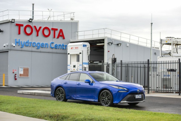 Toyota produkuje w Australii zielony wodór Motoryzacja, LIFESTYLE - Toyota otworzyła pierwszy w stanie Wiktoria komercyjny zakład produkcji wodoru, wraz z magazynem oraz stacją tankowania.