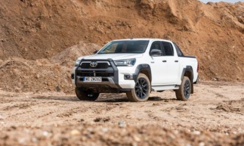 Nowa Toyota Hilux sprawdzona przez mistrza rajdów terenowych