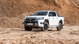 Nowa Toyota Hilux sprawdzona przez mistrza rajdów terenowych Motoryzacja, LIFESTYLE - “Hilux to legenda samochodów terenowych i pick-upów. Wiele elementów, które testujemy razem z inżynierami w najtrudniejszych warunkach na pustyni czy na wydmach w rajdowym aucie, jest potem przenoszonych do samochodów seryjnych” - przekonuje Kuba Przygoński.