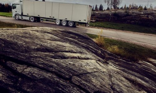 Stabilne prowadzenie i doskonały przebieg – Nokian Tyres przedstawia nową oponę Nokian Hakka Truck Steer