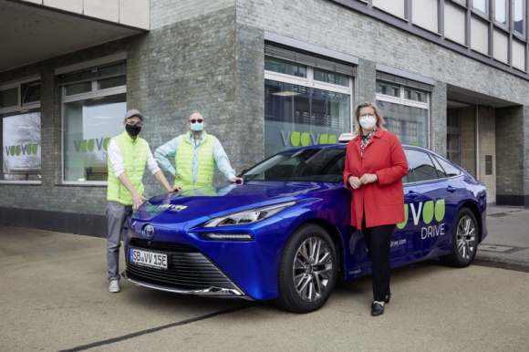 Toyota Mirai. Takiego samochodu do nauki jazdy jeszcze nie było Motoryzacja, LIFESTYLE - Wodorowy samochód z „elką” na dachu? W Niemczech to już możliwe. W Saarbrücken pojawiła się możliwość zrobienia kursu na prawo jazdy za kierownicą Toyoty Mirai.