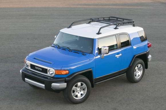 Off-road w stylu retro - to warto wiedzieć o Toyocie FJ Cruiser Motoryzacja, LIFESTYLE - Toyota FJ Cruiser to jeden z najbardziej rozpoznawalnych współczesnych samochodów japońskiej marki. Ta rasowa terenówka zadebiutowała na targach w Detroit na początku 2005 roku, wnosząc do świata samochodów off-roadowych trochę stylu retro.