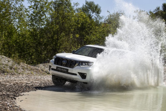 Toyota Land Cruiser - ostatni Mohikanin wśród terenówek Motoryzacja, LIFESTYLE - „Toyota Land Cruiser to legenda samochodów terenowych i ostatni Mohikanin na rynku. Tak naprawdę samochodów opartych na ramie już praktycznie nie ma. Land Cruiser ma korzenie prawdziwej terenówki i jej wszystkie zalety” – uważa Kuba Przygoński.