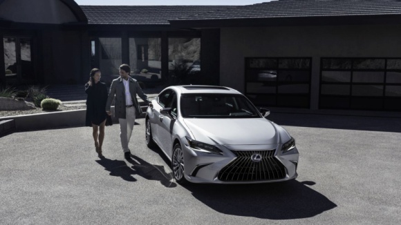 Lexus ES doczekał się liftingu Motoryzacja, LIFESTYLE - Lexus ES właśnie przeszedł facelfting. Jego nowa wersja wprowadza szereg ulepszeń, które czynią limuzynę bardziej komfortową, przyjazną kierowcy i dopracowaną. Co zmieniło się przy okazji liftingu?