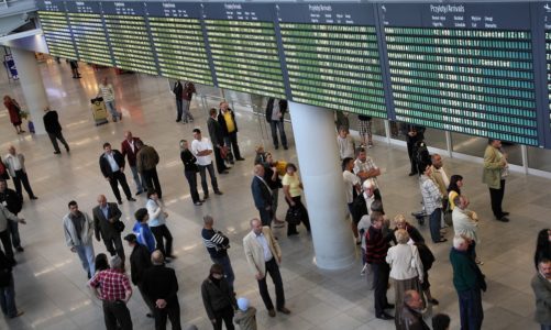 Nowoczesna ewakuacja lotniska i dworca – jak technologia zapewnia podróżnym bezpieczeństwo?