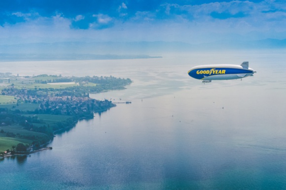 Legendarny sterowiec Goodyear Blimp zawita do Polski! Motoryzacja, LIFESTYLE - Sterowiec pojawi się m.in. nad Londynem, Le Mans i w bliskich okolicach Wrocławia. Legendarna ikona Goodyear zagości w pobliżu stolicy Dolnego Śląska aż przez trzy dni.