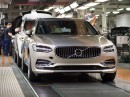 Volvo Cars rośnie w siłę – pierwsze Volvo V90 właśnie zjechało z taśmy produkcyjnej.