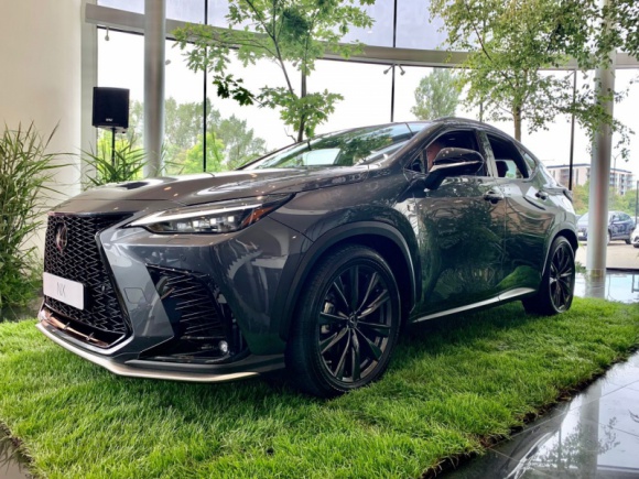 Nowy Lexus NX w Polsce. Zobacz go na żywo Motoryzacja, LIFESTYLE - Lexus rozpoczyna polskie tournée najnowszej odsłony crossovera NX. Auto już wkrótce będzie można obejrzeć w kolejnych salonach marki.